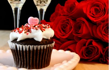 Valentine Cupcake With Red Roses